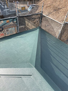 ルーフィングを敷き、その上に新たな屋根材としてスーパーガルテクトを葺いて工事完了