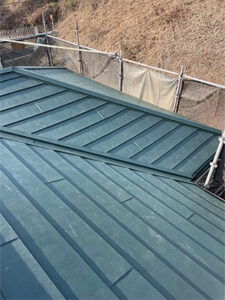 京都市東山区にてスレート屋根からスーパーガルテクトへのカバー工法施工後