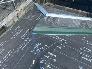 谷板金、隅棟の捨て板板金の施工