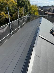 棟板金の施工（換気棟取り付け）