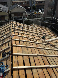 バラ板の上に垂木を施工