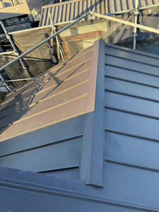 長岡京市にて雨漏り修理・屋根修理〈瓦屋根からガルバリウム鋼板立平葺きで葺き替え〉