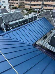 京都市伏見区にて立平葺きにてカバー工法施工後