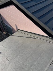 取り合い部に雨押え板金施工