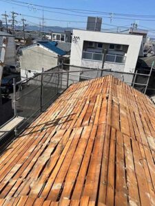 瓦と葺き土を撤去（バラ板）
