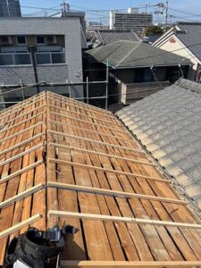 バラ板の上に垂木を施工