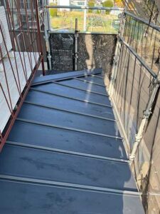 下屋根立平葺き施工