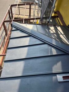 下屋根立平葺き施工（隅棟）