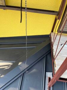 下屋根立平葺き施工（隅棟）