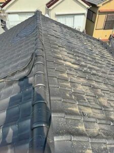 伏見区にて瓦屋根からスーパーガルテクト葺き替え施工前