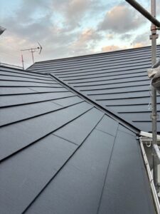 京都市上京区にて屋根修理・カバー工事〈築35年戸建てスーパガルテクトへのカバー工法〉