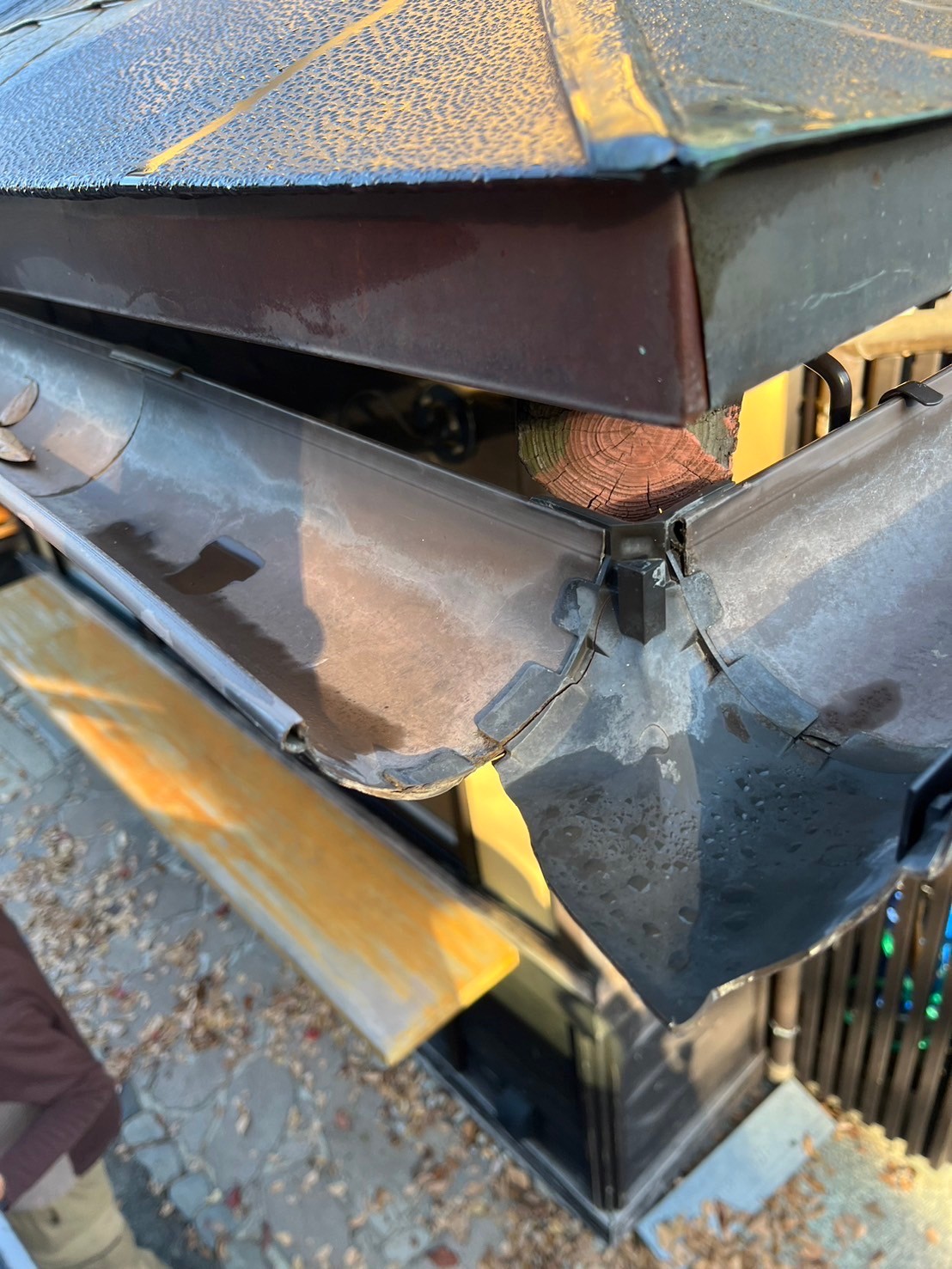 京都市東山区の公園にて割れた雨樋の交換工事〈修理・交換〉 施工前