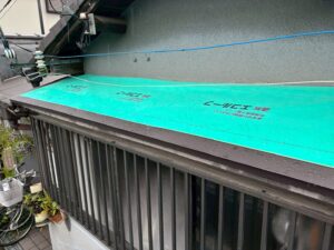 庇板金工事 施工中