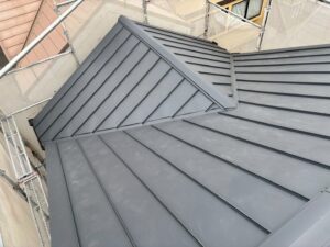 京都市下京区にて屋根修理〈ガルバリウム鋼板・立平葺きにてカバー工法〉 施工後