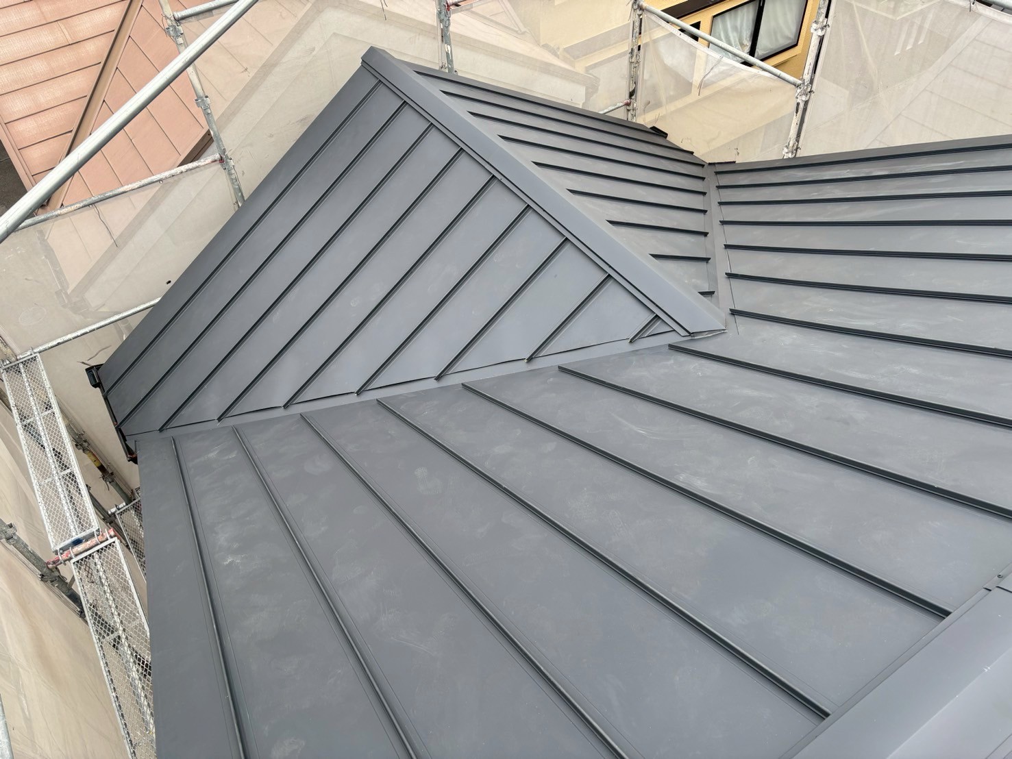 京都市下京区にて屋根修理〈ガルバリウム鋼板・立平葺きにてカバー工法〉 施工後