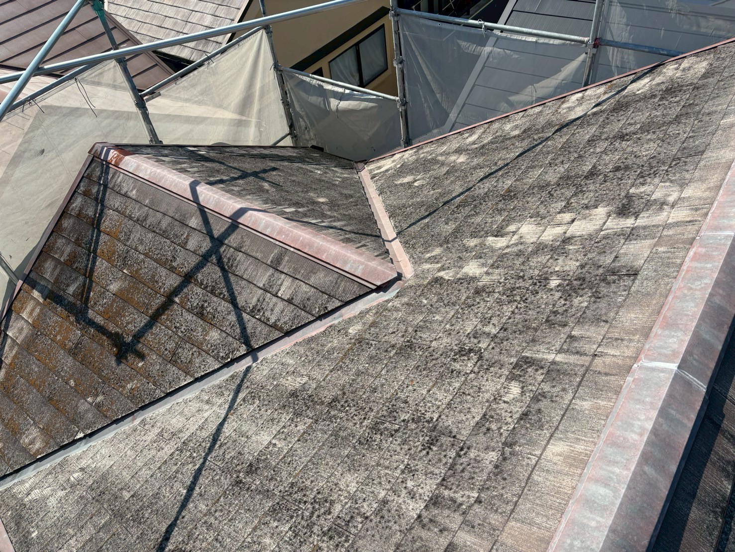 京都市下京区にて屋根修理〈ガルバリウム鋼板・立平葺きにてカバー工法〉 施工前