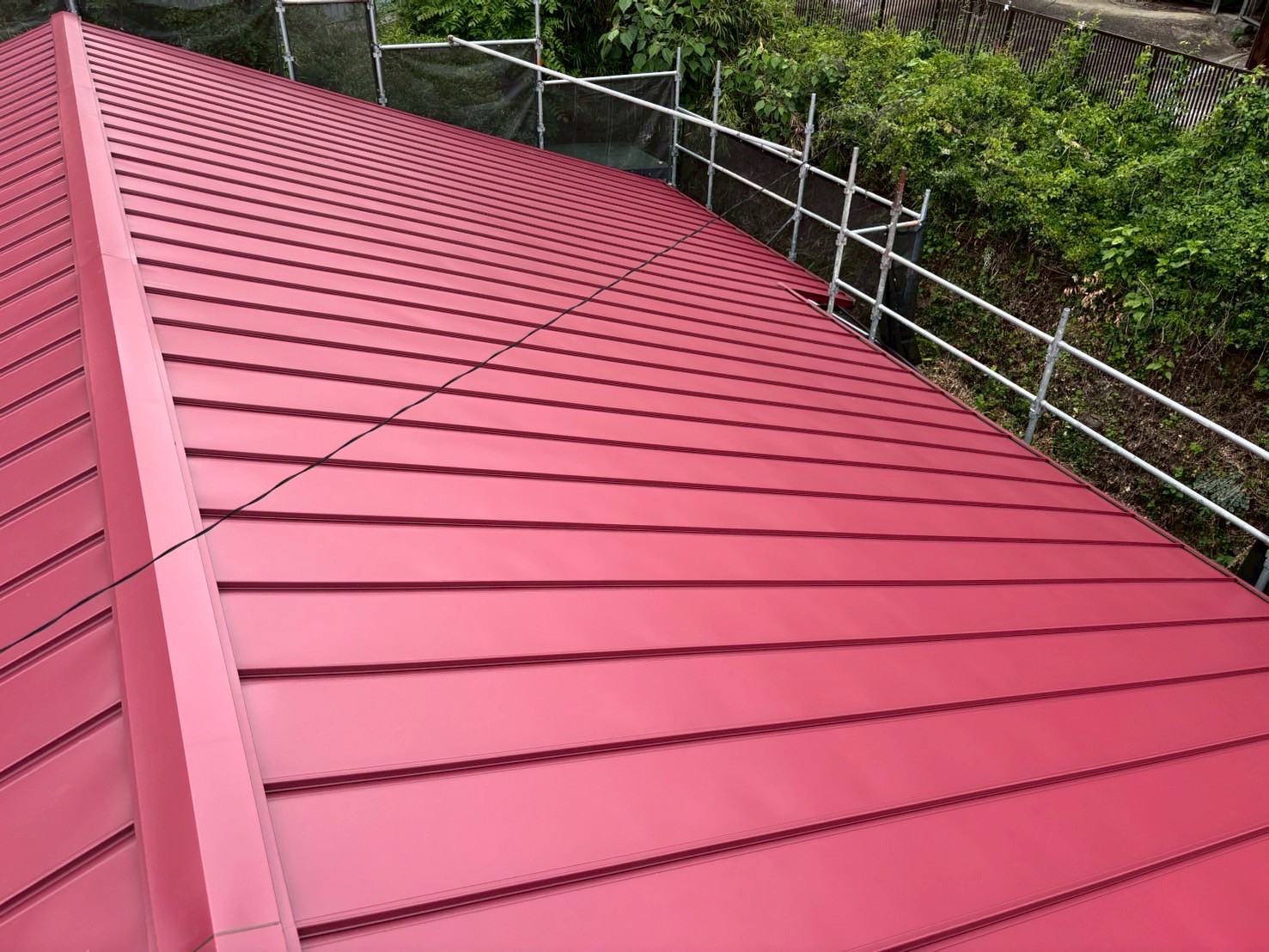 京都市右京区にて屋根修理・カバー工法〈ガルバリウム鋼板の立平葺き〉 施工後