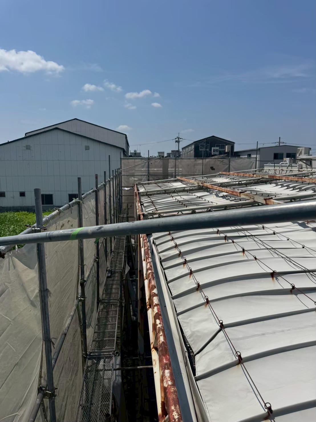 京都市伏見区にて倉庫の屋根修理〈８８型折板屋根にて葺き替え〉 施工前